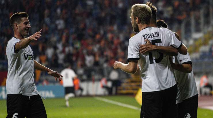 Đó là một bàn thắng! Marvin Egho (Randers FC) xuất sắc đón một quả tạt trong vòng cấm và đánh đầu dũng mãnh, đưa bóng vào lưới trong sự bất lực của thủ môn.