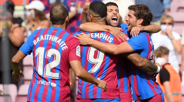 Nó đã đi vào lưới! Jordi Alba tung một đường chuyền đến Sergi Roberto (Barcelona), và anh ấy dễ dàng đưa bóng vào lưới trống. Tỉ số là 1:0.