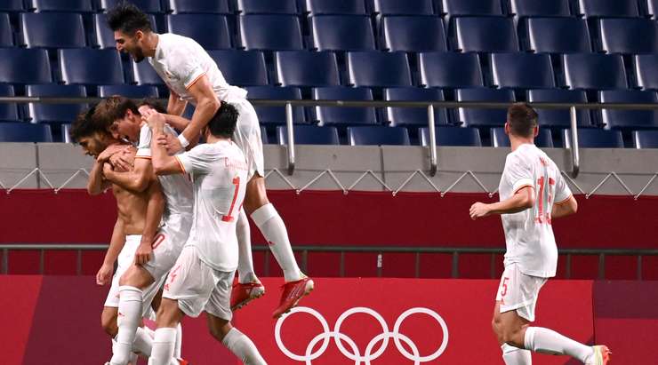 Vào! Marco Asensio (Tây Ban Nha) khống chế đẹp mắt một đường chuyền hơi mạnh của Mikel Oyarzabal ở một vị trí trong vòng cấm. Anh chạy cắt mặt một hậu vệ và sút bóng vào bên trái khung thành, làm tung lưới thủ môn đối phương. Tỉ số là 0:1.