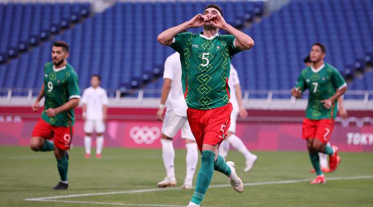 Bóng đã nằm trong lưới! Sebastian Cordova thực hiện một đường căng ngang từ quả đá phạt và Johan Vasquez (Mexico) bật cao đón bóng tại rìa vòng 5m50. Cú đánh đầu cận thành của cầu thủ này đi vào phía trong cột dọc bên trái và tỉ số đã thay đổi – 2:0.