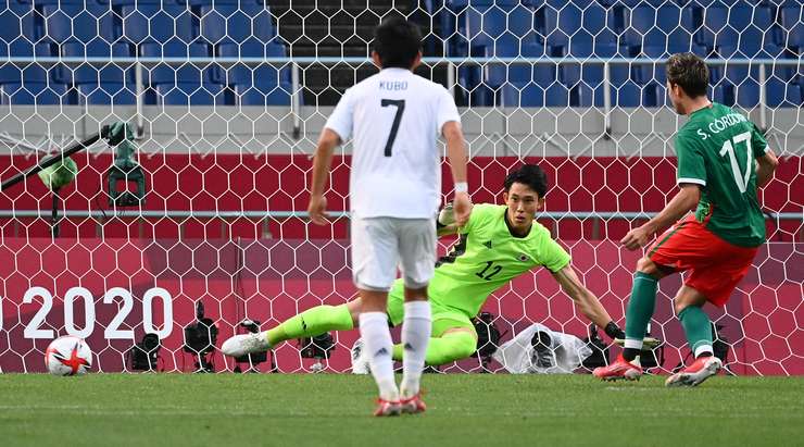 Vào! Sebastian Cordova (Mexico) giành chiến thắng trên chấm phạt đền bằng một cú sút không thể cản phá, vượt qua tầm với của thủ môn Kosei Tani vào góc thấp bên trái.