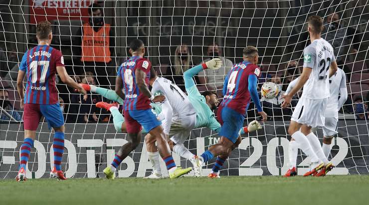 Ronald Araujo (Barcelona) bật cao đón một quả tạt sâu và đánh đầu dũng mãnh vào chính giữa mành lưới, không cho thủ môn một cơ hội nào.