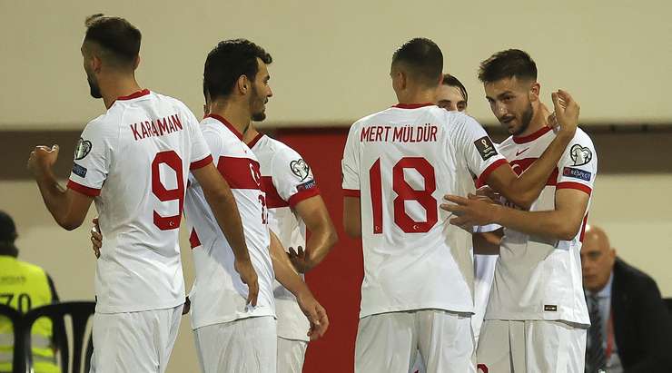 Bóng đã đi vào lưới! Hakan Calhanoglu thực hiện một đường chọc khe chuẩn xác cho Halil Dervisoglu (Thổ Nhĩ Kỳ) và cầu thủ này bứt tốc vào vòng cấm để tung một cú sút tuyệt đẹp vào góc cao bên trái khung thành. Tỉ số đã được thay đổi thành 0:1.