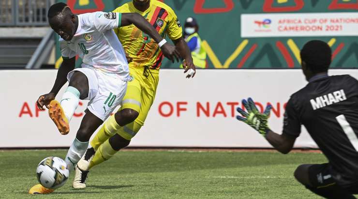Vào! Sadio Mane (Senegal) giành chiến thắng trên chấm phạt đền bằng một cú sút không thể cản phá, vượt qua tầm với của thủ môn Petros Mhari vào góc trái khung thành.