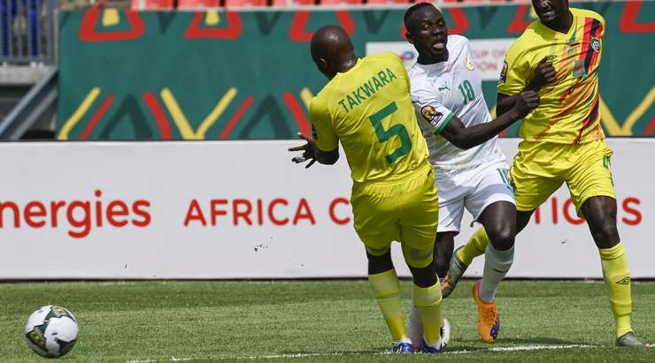 Sadio Mane (Senegal) đi bóng lắt léo, anh vượt qua hai hậu vệ và dứt điểm ngay trước mặt thủ môn. Nhưng, Petros Mhari đã có một pha cản phá tuyệt diệu để ngăn không cho pha dứt điểm của anh ấy đi vào góc thấp bên phải khung thành.