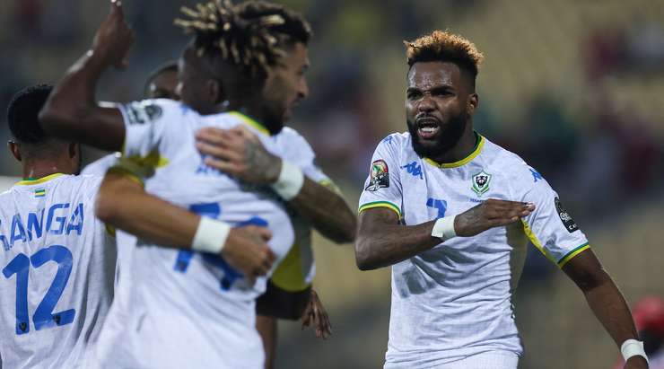 Aaron Boupendza (Gabon) nhận bóng trong vòng cấm, anh xoay trở rất nhanh nhẹn và dễ dàng tung cú sút chính xác vào ngay bên dưới xà ngang.