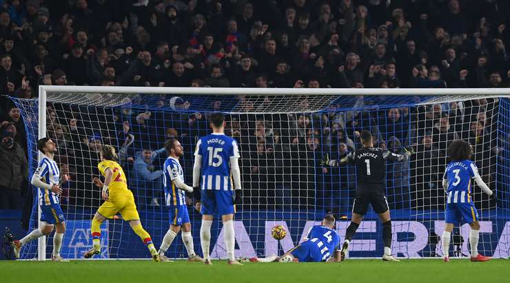 Jeffrey Schlupp nhồi bóng cho Conor Gallagher (Crystal Palace), người đón đường chuyền của anh ở trong vòng cấm và ra chân rất nhanh vào góc phải khung thành! Thủ môn đã không thể làm gì được. 0:1!