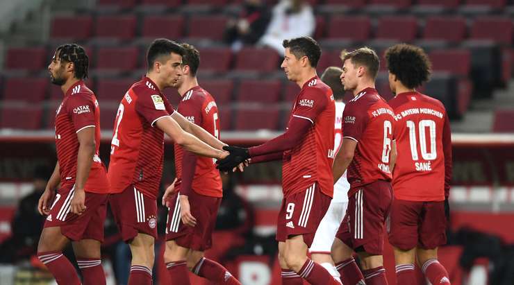 Robert Lewandowski (Bayern Munich) nhận bóng trong vòng cấm, anh xoay trở rất nhanh nhẹn và tung cú sút, găm bóng vào chính giữa khung thành.