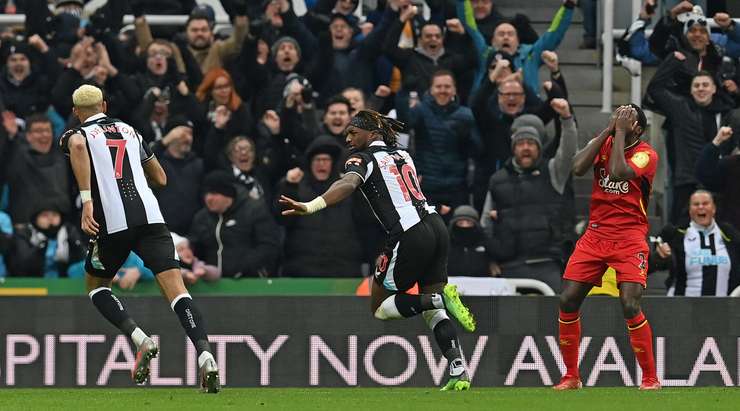 Allan Saint-Maximin (Newcastle Utd) kết thúc nỗ lực đi bóng đẹp mắt của mình với một cú sút xuất sắc từ trong vòng cấm. Bóng đi vào góc thấp bên trái khung thành và Ben Foster chỉ có thể vào lưới nhặt bóng. Tỉ số là 1:0.