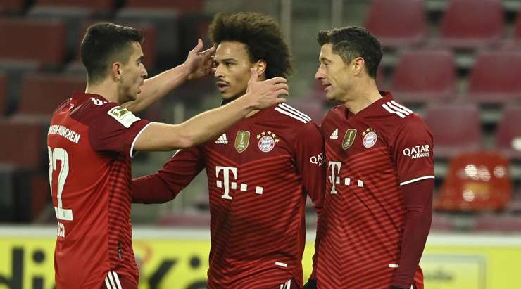Robert Lewandowski (Bayern Munich) có rất nhiều khoảng trống sau khi đón một đường chuyền chính xác trong vòng cấm. Anh không do dự tung một cú sút tuyệt vời, đưa bóng đi chìm vào chính giữa khung thành.