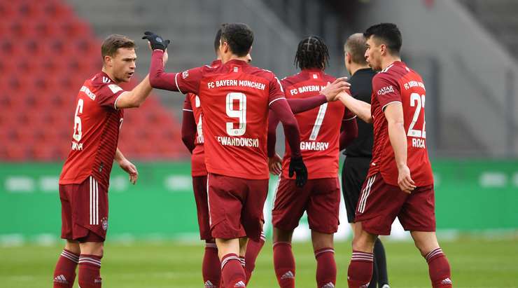 Trọng tài Tobias Welz chỉ tay về phía giữa sân để công nhận bàn thắng sau khi tham khảo hệ thống VAR. Các cầu thủ Robert Lewandowski (Bayern Munich) ăn mừng như bắt được vàng!