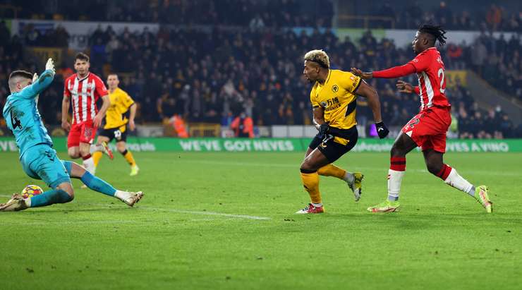 Một đường chuyền xé toang hàng phòng ngự đưa bóng đến chân Adama Traore (Wolves) trong vòng cấm và cầu thủ này đã không bỏ lỡ cơ hội! Nỗ lực của anh đưa bóng chuẩn xác vào góc thấp bên phải khung thành.