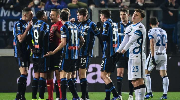 Các cầu thủ đang đòi hỏi một quả PENALTY sau tình huống Mario Pasalic (Atalanta) ngã trong vòng cấm. Họ đang vây quanh trọng tài, nhưng ông này dứt khoát không đồng ý. Trận đấu tiếp tục.
