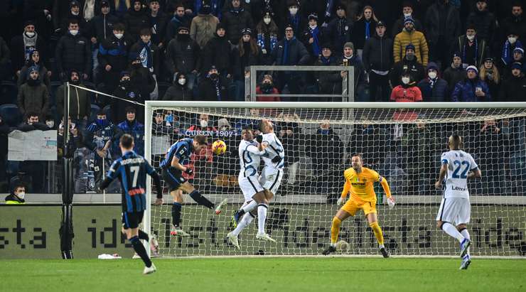 Mario Pasalic (Atalanta) chiến thắng trong một cuộc đua tốc độ để lấy bóng trong vòng cấm và sút rất mạnh về phía góc trái khung thành. Đó là một nỗ lực tuyệt vời, nhưng phong độ của thủ môn Samir Handanovic còn tuyệt vời hơn, thủ môn này đã dùng những đầu ngón tay của mình để đẩy bóng ra ngoài.