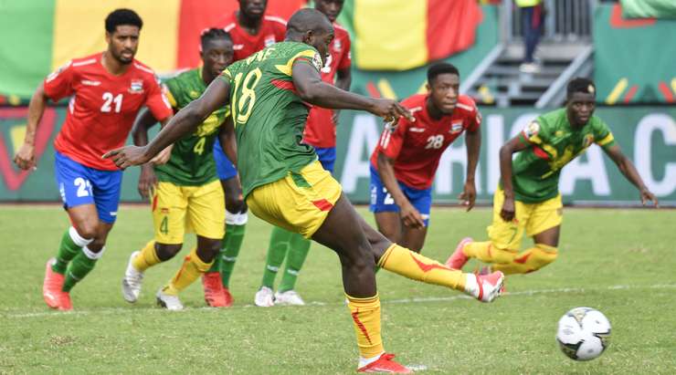 Vào! Ibrahima Kone (Mali) giành chiến thắng trên chấm phạt đền bằng một cú sút không thể cản phá, vượt qua tầm với của thủ môn Modou Jobe vào góc thấp bên phải.