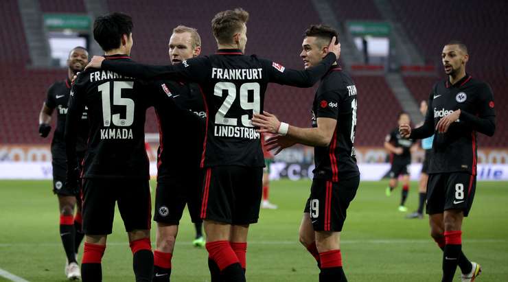 Daichi Kamada (Eintracht Frankfurt) nhận bóng trong tư thế đối mặt với thủ môn sau một đường chuyền rất thông minh xuất phát từ Rafael Borre. Dù phần nhiệm vụ của mình không hề dễ dàng, nhưng anh vẫn tự tin sút bóng làm tung lưới thủ môn đối phương.