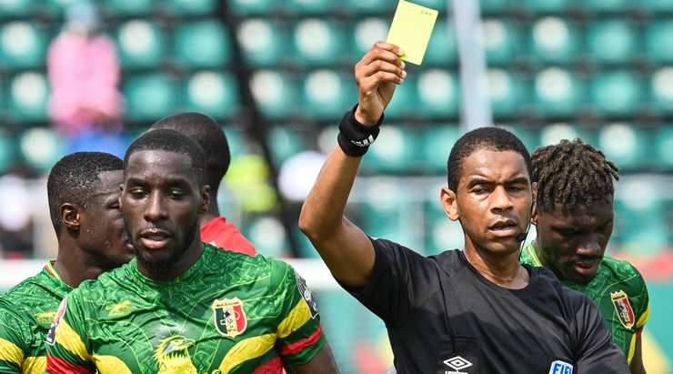 Thẻ vàng. Massadio Haidara (Mali) bị ghi tên vào sổ đen của trọng tài sau một pha tranh bóng phạm lỗi.