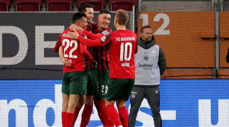 Vào! Michael Gregoritsch (Augsburg) chớp cơ hội sau một tình huống bóng bật ra trong vòng cấm và đánh bại thủ môn với một cú sút vào mé trong cột dọc bên trái. Tỉ số đã được nâng lên: 1:1.