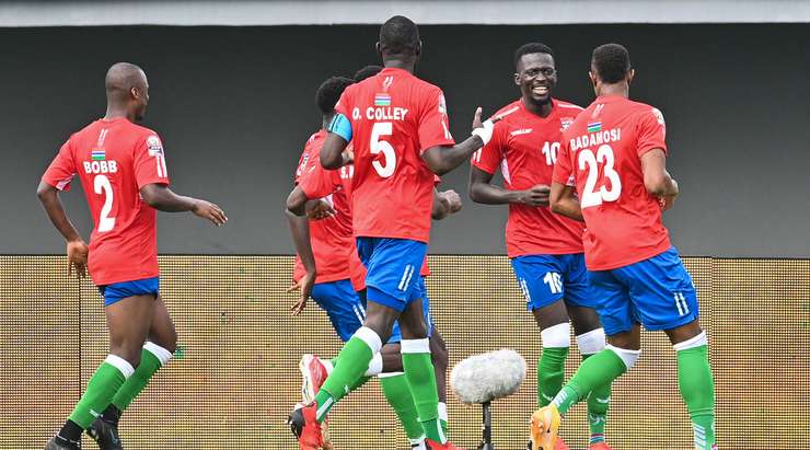 Vào! Musa Barrow (Gambia) giành chiến thắng trên chấm phạt đền bằng một cú sút không thể cản phá, vượt qua tầm với của thủ môn Ibrahim Mounkoro vào góc cao bên phải.