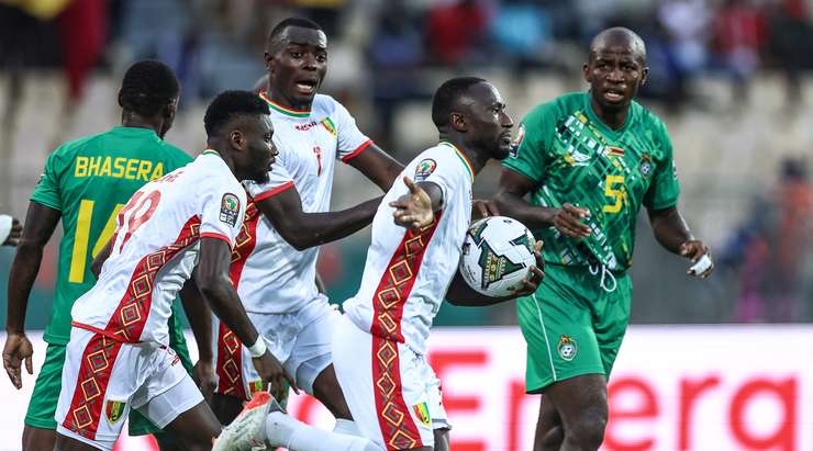 Hãy ngả mũ thán phục! Naby Keita (Guinea) ghi một bàn thắng sấm sét từ ngoài vòng cấm, cú sút căng như kẻ chỉ của anh đi rất hiểm hóc vào góc cao bên trái. Thủ môn đã đứng hình!