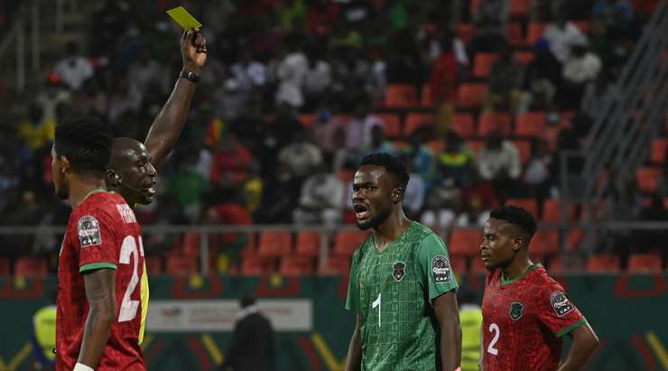 Charles Thomu (Malawi) cố gắng tranh luận với trọng tài Blaise Yuven Ngwa, nhưng anh ấy sớm nhận ra đó không phải là điều nên làm khi trọng tài này rút ra một chiếc thẻ vàng.