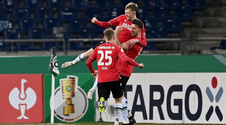 Maximilian Beier (Hannover) nhận một đường chuyền đẹp mắt từ đồng đội và tung cú sút căng, đưa bóng vào sát mé trong cột dọc bên trái trong sự bất lực của thủ môn.