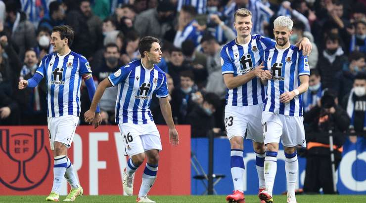 Vào! Một sai lầm từ hàng phòng ngự đã biếu không một cơ hội cho Alexander Sorloth (Real Sociedad). Cầu thủ này đã rất bình tĩnh và dễ dàng đệm bóng vào lưới từ cự li gần. 2:0.