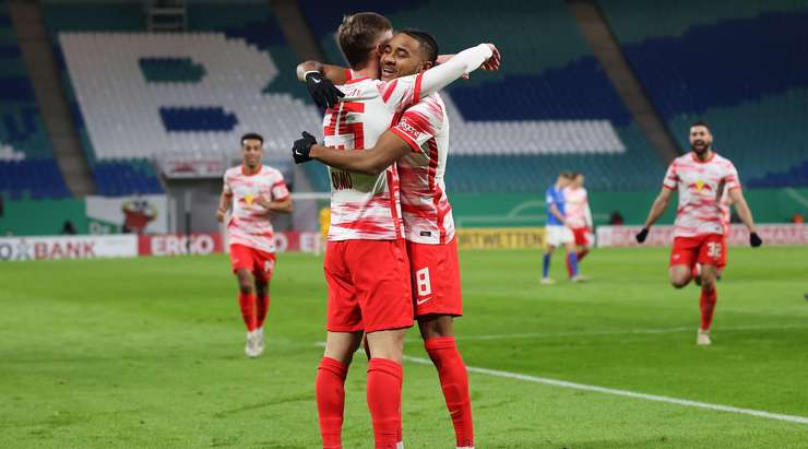 Christopher Nkunku nhồi bóng cho Dani Olmo (RB Leipzig), người đón đường chuyền của anh ở trong vòng cấm và ra chân rất nhanh vào góc trái phía dưới! Thủ môn đã không thể làm gì được. 2:0!