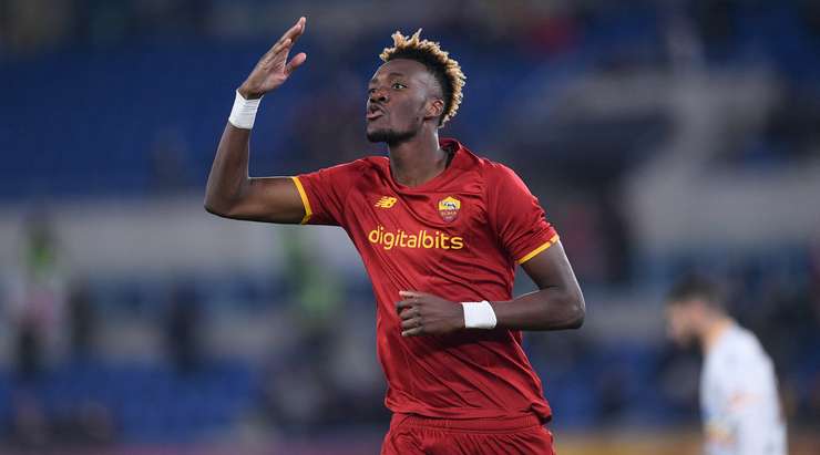 Tammy Abraham (AS Roma) khống chế bóng gọn gàng từ một đường chuyền sắc bén tại rìa vòng cấm và tung cú sút căng vào vào góc thấp bên trái khung thành, theo một phong cách đã thành thương hiệu của anh.