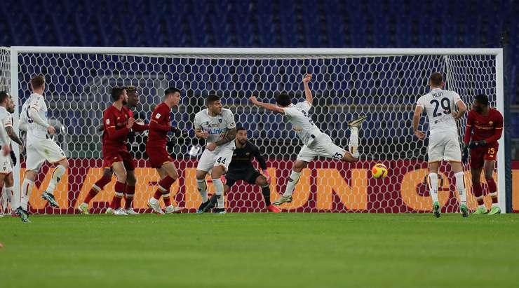Arturo Calabresi (Lecce) đón quả phạt góc và thể hiện khả năng săn bàn của mình với một cú đánh đầu lạnh lùng từ cự li gần vào góc phải cầu môn. Tỉ số là 0:1.