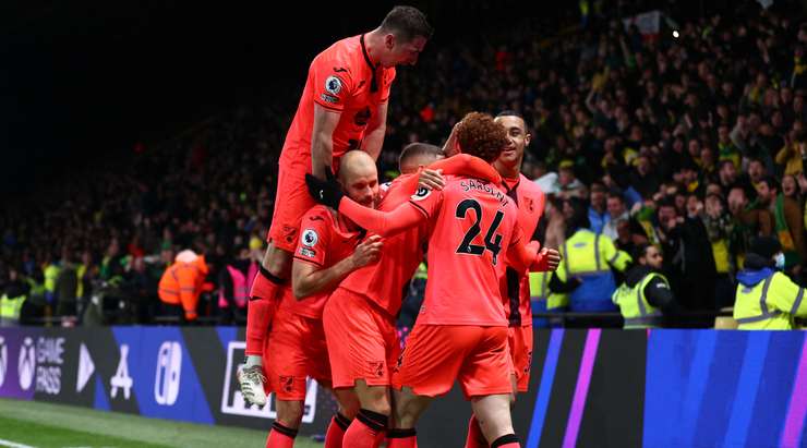 Joshua Sargent (Norwich) đánh đầu hiểm hóc vào góc trái phía dưới sau một quả tạt tuyệt vời từ cánh vào trung lộ!