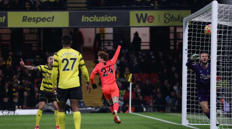 VÀO! Joshua Sargent (Norwich) nhận bóng ở một vị trí ngay trước mặt khung thành, và chắc chắn là anh sẽ không thể bỏ lỡ những cơ hội như thế này. Cú sút của cầu thủ này đi dội xà ngang vào lưới. Tỉ số là 0:1.