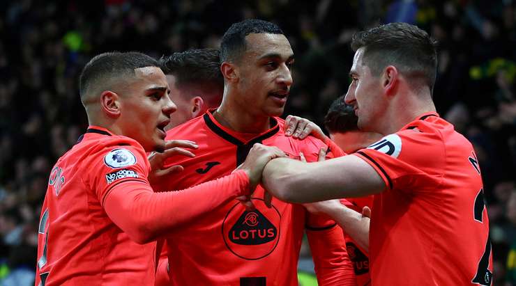 Đây là một ví dụ về việc may mắn không đứng về phía bạn. Juraj Kucka (Watford) có vẻ như hơi bị mất phương hướng và anh đã đưa quả bóng về đốt lưới nhà!