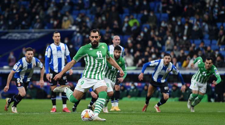 Vào! Borja Iglesias (Betis) sút bóng vào góc cao bên trái khung thành, vượt qua tầm với của Diego Lopez dù thủ môn đã đổ người hết cỡ.