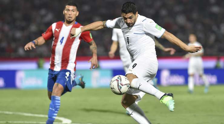 Bóng đã nằm trong lưới sau một pha dứt điểm xuất sắc của Luis Suarez (Uruguay)! Diego Godin chọc khe rất sắc sảo và kiến tạo cơ hội cho Luis Suarez (Uruguay), người đã phản ứng rất nhanh để thoát xuống đối mặt với thủ môn và dứt điểm từ cự li gần vào góc thấp bên phải khung thành. Tỉ số bây giờ là 0:1.