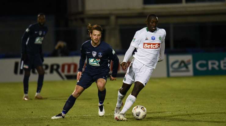 Assane Diousse (St Etienne) thử vận may với một cú sút xa, nhưng bóng đã bị chặn bởi một hậu vệ.