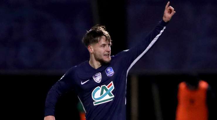 Vào! Romain Escarpit (Bergerac) lấy bóng bật ra trong vòng cấm và sút thành bàn, vào bên trái mành lưới.