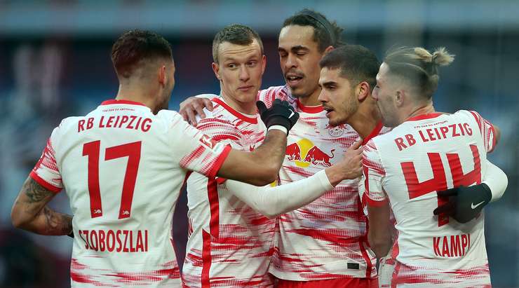 VÀO! Đó là một cú sút phạt đền tuyệt vời của Andre Silva (RB Leipzig) về phía góc thấp bên trái khung thành, không có một chút cơ hội nào cho thủ môn Robin Zentner để cản phá!