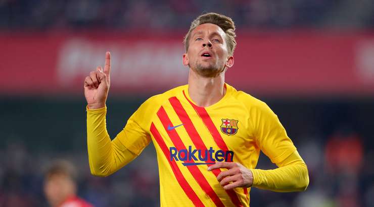 Luuk de Jong (Barcelona) đã đưa được bóng vào lưới, nhưng trọng tài Pablo Gonzalez Fuertes ra hiệu cần phải xem xét lại tình huống qua hệ thống VAR để kiểm tra xem bàn thắng có hợp lệ hay không.