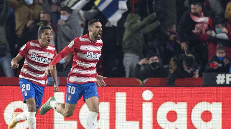 Vào! Antonio Puertas (Granada CF) đã có mặt đúng lúc đúng chỗ để lấy bóng bật ra trong vòng cấm, và anh ấy sút bóng vào góc trái phía trên. Tỉ số là 1:1.