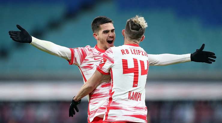 Vào! Andre Silva (RB Leipzig) đón bóng bật ra và từ rìa vòng cấm, anh ấy tung một cú sút đi vào góc phải phía trên. Tỉ số là 4:1.