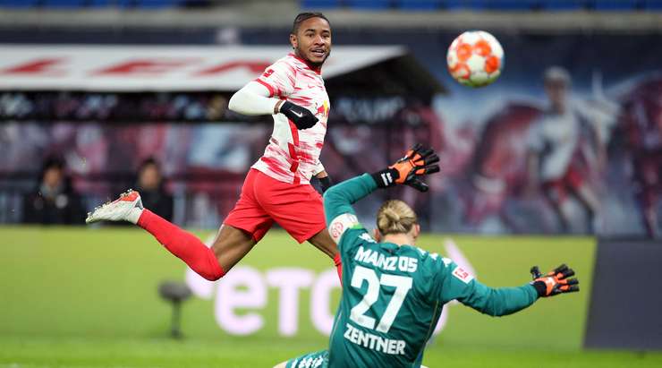 VÀO! Christopher Nkunku (RB Leipzig) nhận một đường chuyền và từ trong vòng cấm anh ấy lốp bóng qua Robin Zentner, người đã ra khỏi vạch vôi. Một pha dứt điểm tuyệt vời! 3:1.