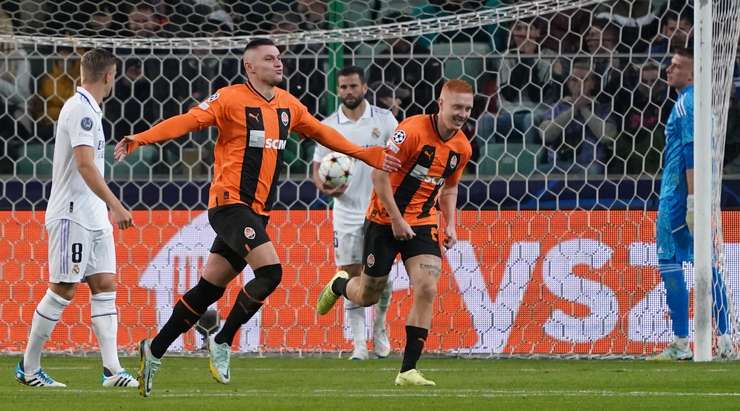 Vào! Bogdan Mykhaylichenko treo bóng vào sâu trong vòng cấm kiến tạo cho Oleksandr Zubkov (Shakhtar) ở một vị trí trống trải, và cú đánh đầu cận thành của cầu thủ này đã đưa bóng vượt qua tầm với của thủ môn đi vào góc thấp bên phải khung thành. Tỉ số là 1:0.