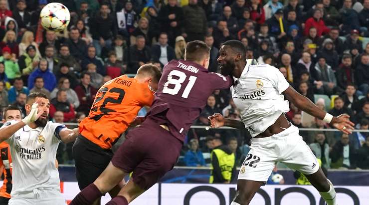 Antonio Rudiger (Real Madrid) bật cao đón một quả tạt từ đồng đội và đánh đầu hạ gục thủ môn. Bóng đập cột dọc bên phải vào lưới.
