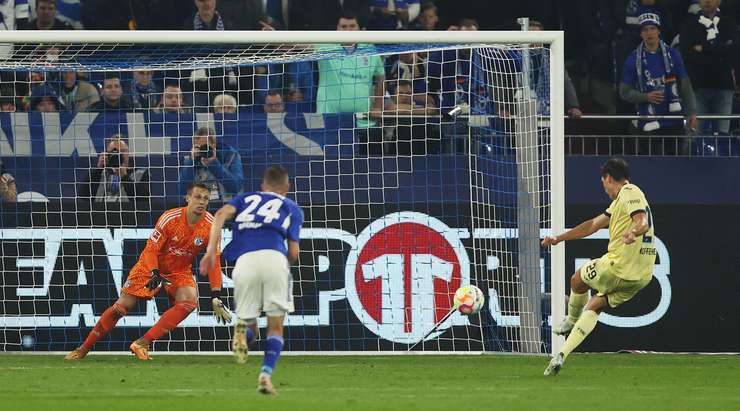 Vào! Robert Skov (Hoffenheim) giành chiến thắng trên chấm phạt đền bằng một cú sút không thể cản phá, vượt qua tầm với của thủ môn Alexander Schwolow vào góc phải khung thành.