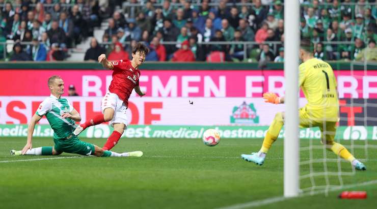 Vào! Aaron Martin chuyền bóng cho Jae-Sung Lee (Mainz) và cầu thủ này có một cú sút bị bị đổi hướng ngay trong vòng cấm, khiến thủ môn Jiri Pavlenka không thể làm gì được. 0:2.