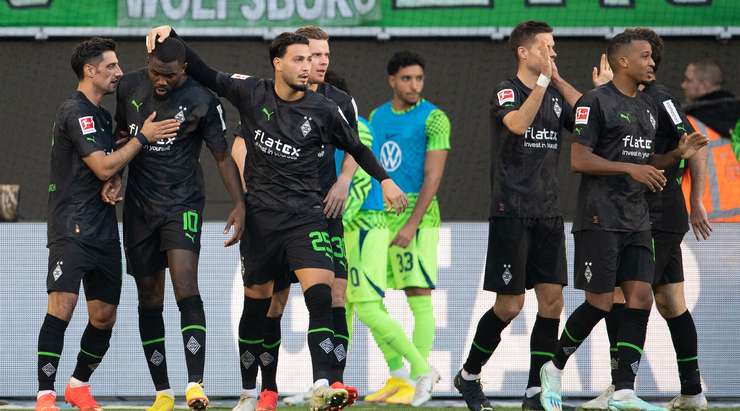 Marcus Thuram (B. Monchengladbach) phản xạ rất nhanh trong vòng cấm và anh đã ghi bàn bằng một cú sút không thể cản phá!
