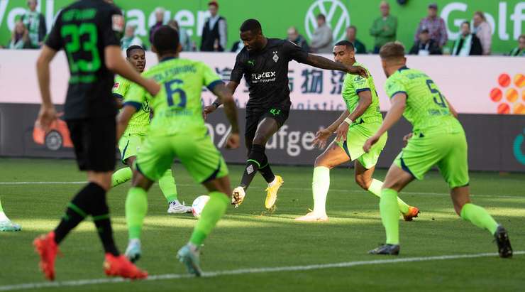 Marcus Thuram (B. Monchengladbach) có rất nhiều khoảng trống sau khi đón một đường chuyền chính xác trong vòng cấm. Anh không do dự tung một cú sút tuyệt vời, đưa bóng vào chính giữa khung thành.