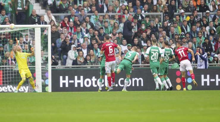 Lưới đã rung lên! Marcus Ingvartsen (Mainz) đón quả tạt tuyệt đẹp từ Danny da Costa và ghi bàn với một cú đánh đầu cận thành cực mạnh, bóng đập xà ngang vào lưới. Thủ môn Jiri Pavlenka đã không có cơ hội nào để cản phá. Tỉ số là 0:1.