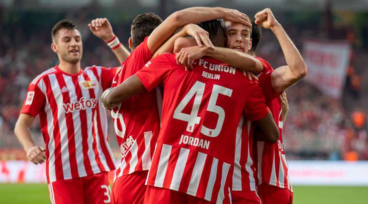 Một tình huống chơi bóng rất kỹ thuật của Janik Haberer (Union Berlin). khống chế gọn gàng đường chuyền đến từ Jordan Siebatcheu và tung cú sút xa xuất sắc, đưa bóng vào góc thấp bên trái khung thành. Tỉ số là 2:0.